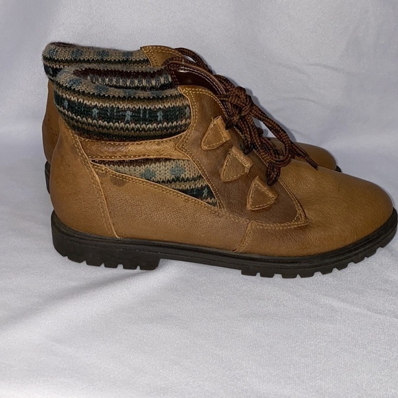 northwest Territory Leather Boots with Sweater Trim Size 7 - Picture 2 of 12